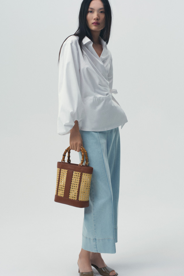 Lookbook: Cache-coeur blouse  + Slipper met ronde hak + Bucket bag boho chic + Casual jeansbroek