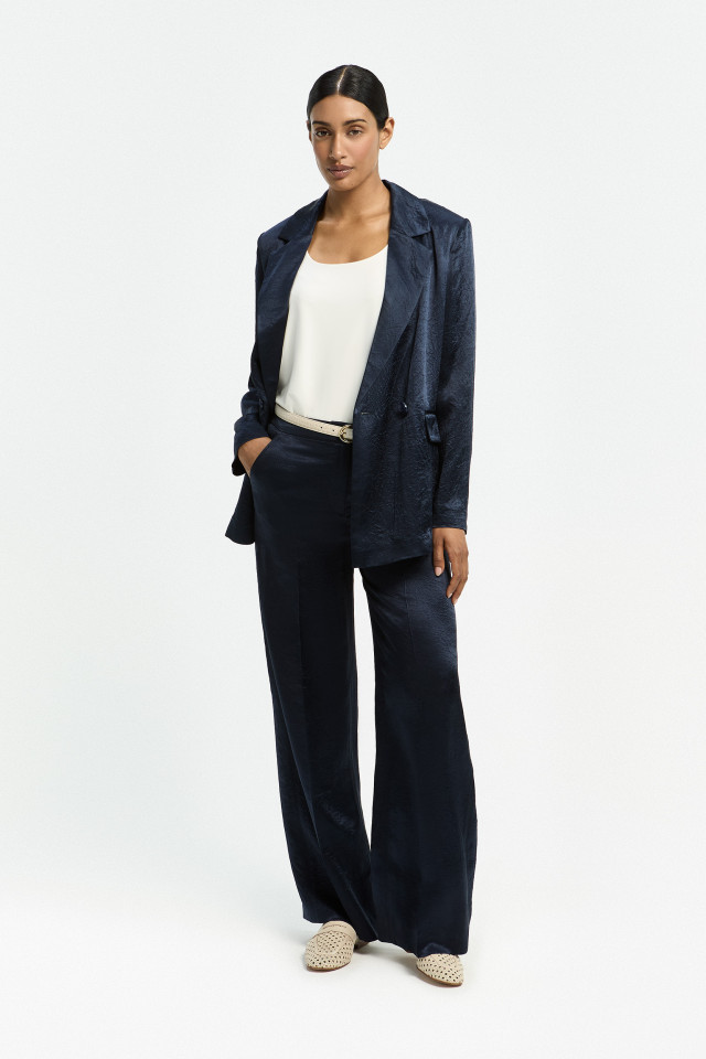 Lookbook: Mouwloos topje met ronde hals + Elegante lederen riem + Broek met verfijnde plooien + Blazer met verfijnde plooien + Loafers met rotan