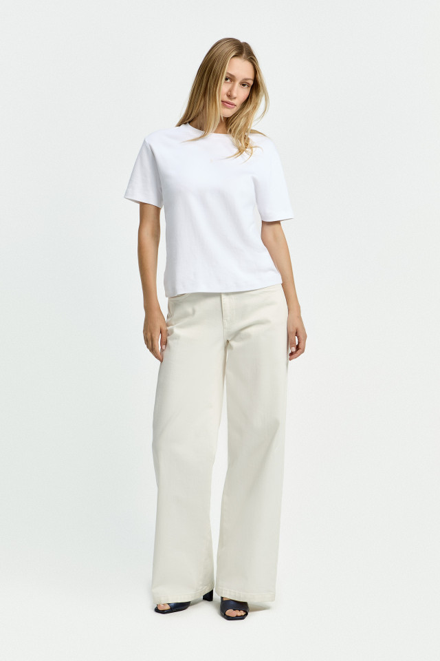 Lookbook: Tijdloze katoenen T-shirt + Jeansbroek met hoge taille + Feestelijke sandalen