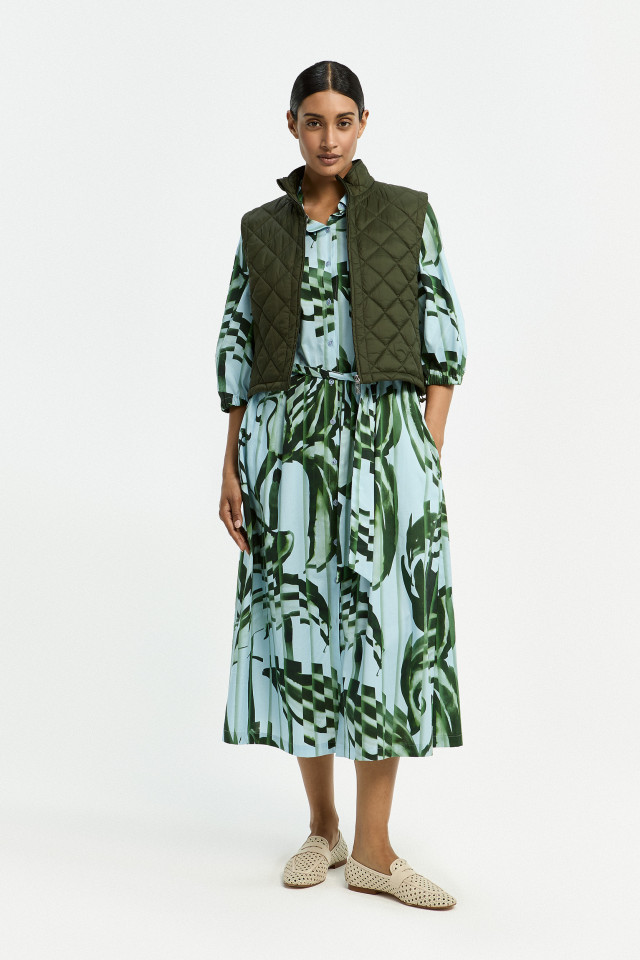 Lookbook: Katoenen jurk met plissé print + Gewatteerde jas dames + Loafers met rotan