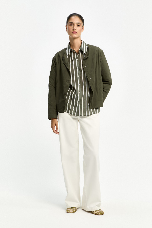 Lookbook: Luchtig dameshemd + Jeansbroek met hoge taille + Gewatteerde jas dames + Woven leather ballerina