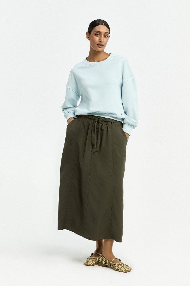 Lookbook: A-lijn rok in crushed taft + Sweater met wash-off effect + Woven leather ballerina