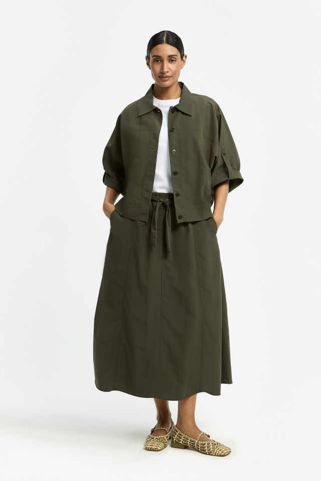 Lookbook: A-lijn rok in crushed taft + Damesblouse in crushed taft + Tijdloze katoenen T-shirt + Woven leather ballerina