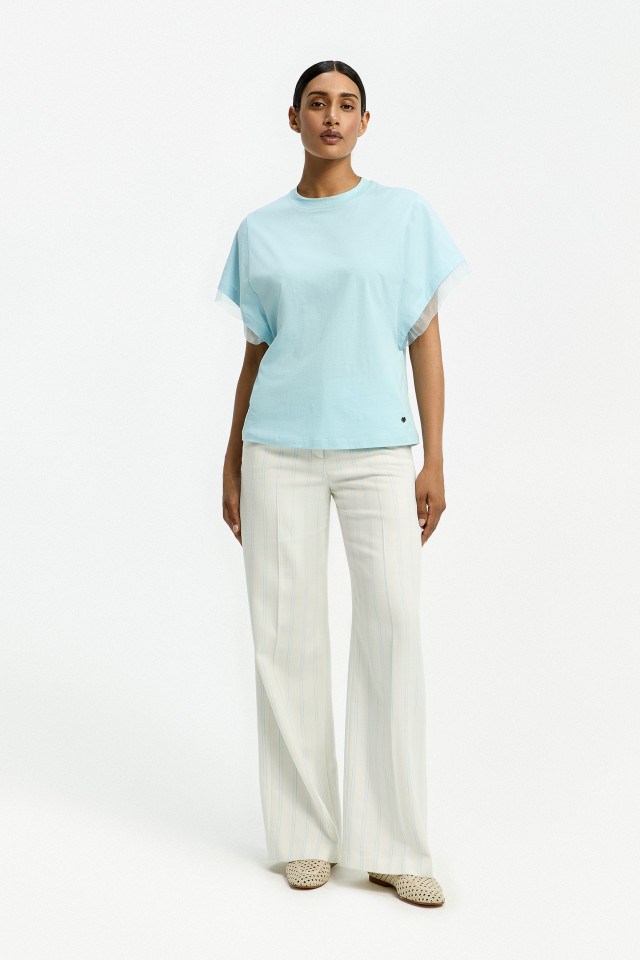 Lookbook: Stylish trousers with pinstripes + T-shirt with organza on the sleeves + Loafers with rattan