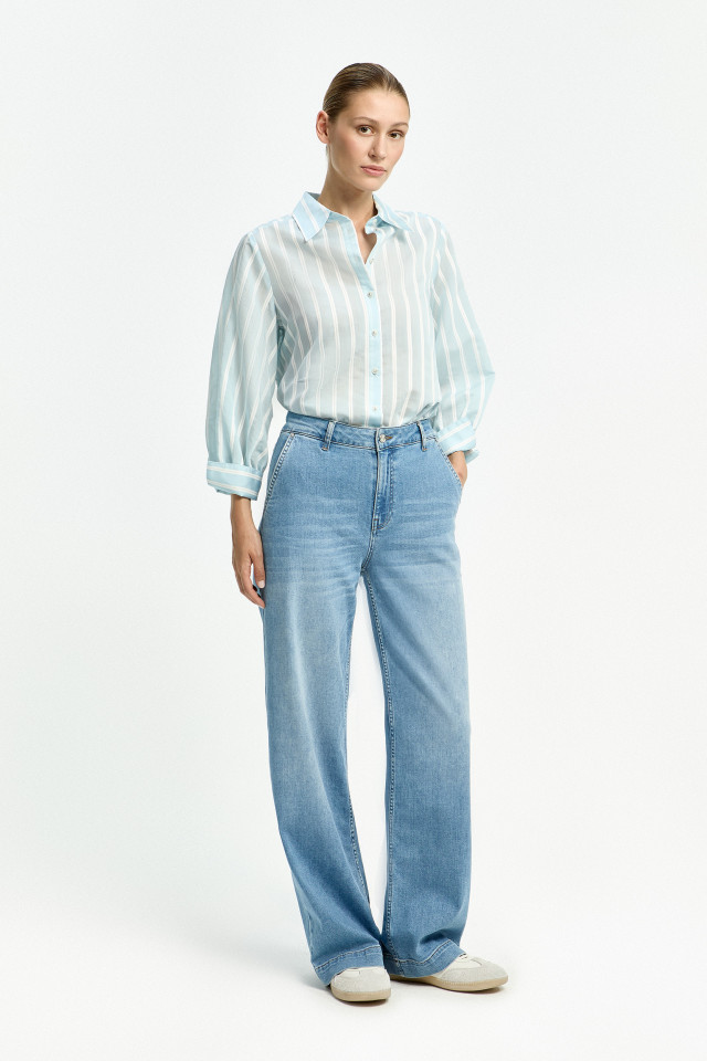 Lookbook: Luchtig dameshemd + Jeansbroek met wijde pijpen + Comfortabele lederen sneakers