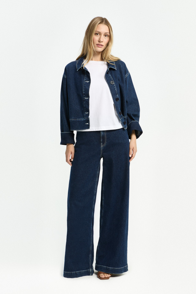 Lookbook: Katoenen T-shirt met wijde mouwen + Jeansvest met wijde mouwen  + Soepele jeansbroek + Elegante slipper met hak