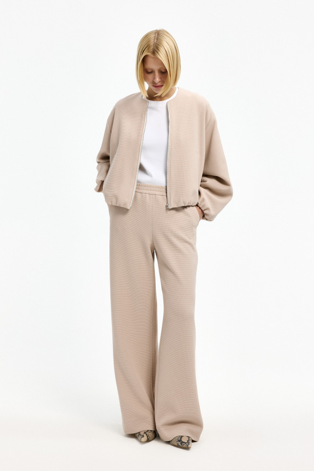 Lookbook: Hedendaagse bomberjack  + Tijdloze katoenen T-shirt + Broek met subtiele structuur + Comfortabele slingback