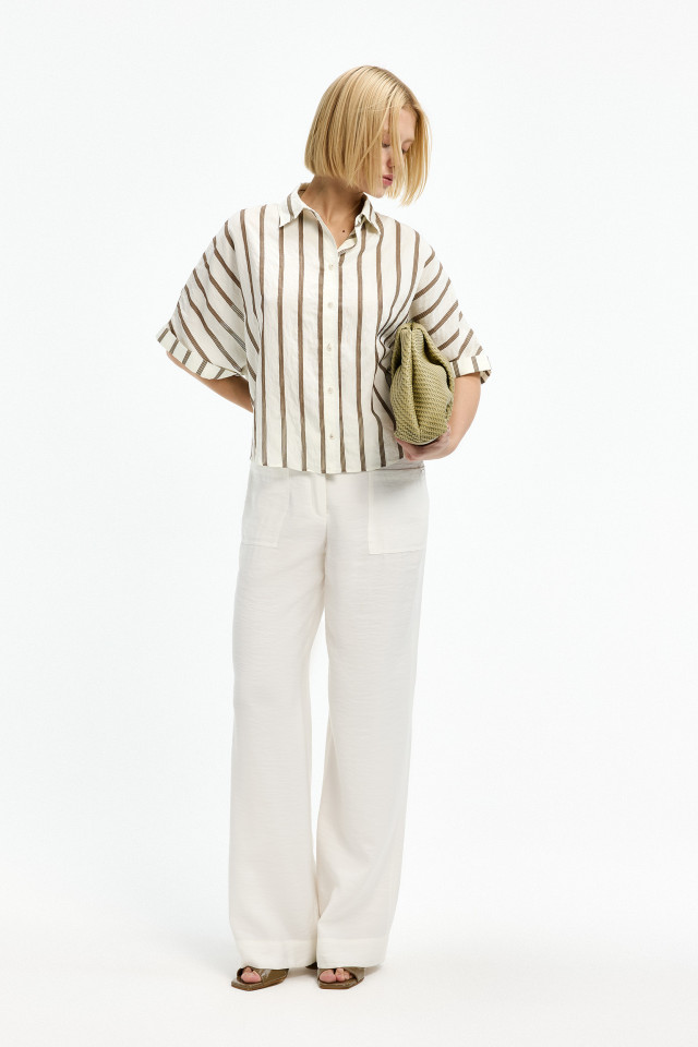 Lookbook: Vrolijk zomers hemd dames + Broek met hoge taille + Slipper met ronde hak + Gevlochten clutch