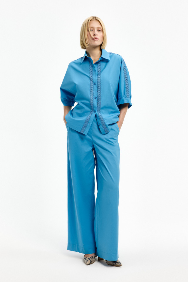 Lookbook: Hemd met opgestikte zakken + Tijdloze tanktop + Hedendaagse broek + Stijlvolle sneakers