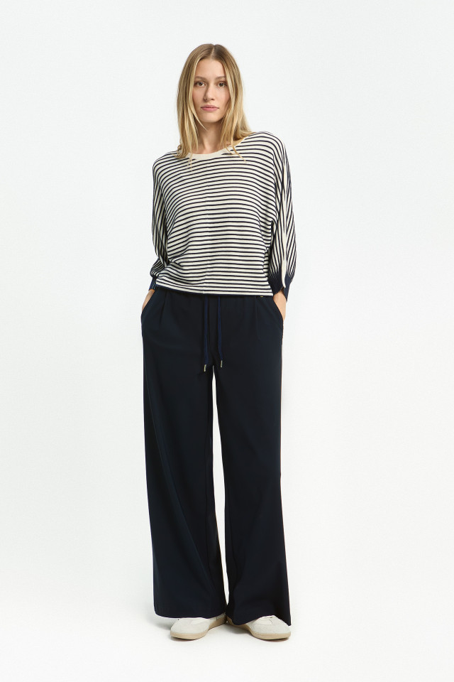 Lookbook: Pull rayé à manches bouffantes + Pantalon large confortable + Baskets confortables en cuir