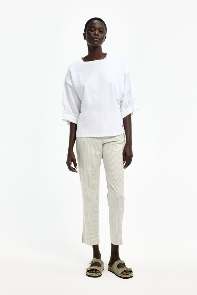 Lookbook: Pantalon aux jambes étroites + T-shirt en coton à manches ballon + Mules confortables