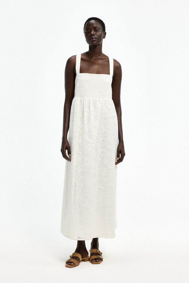 Lookbook: Langes Kleid in Spitzenoptik + Stilvolle Slippers