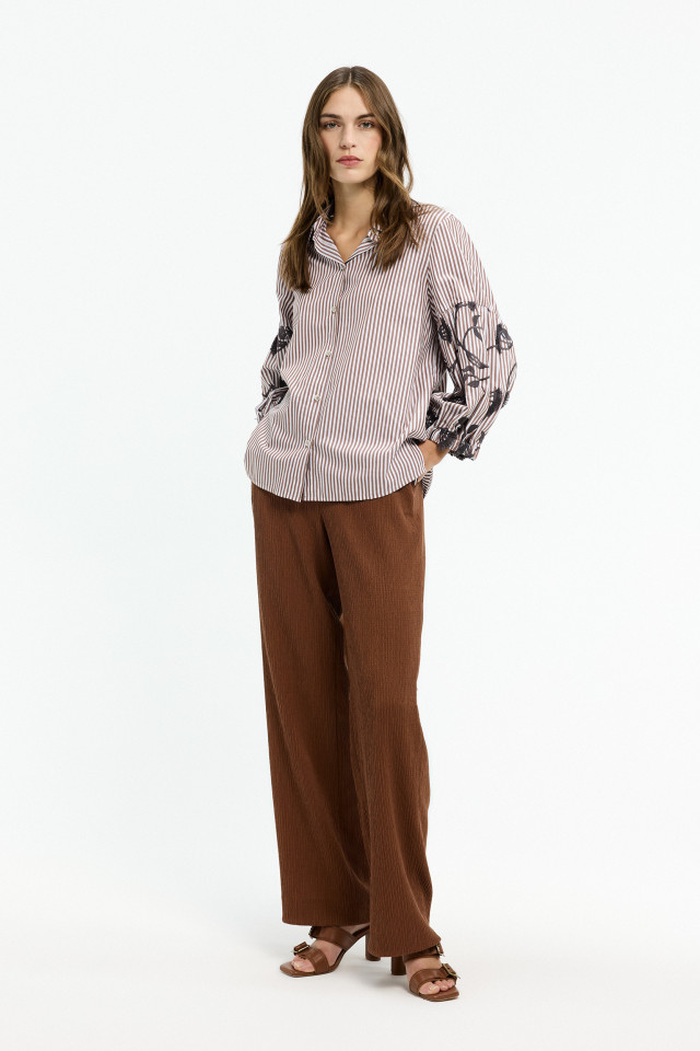 Lookbook: Comfortabele broek in fripé stof + Elegante slipper met hak + Blouse met broderie motief