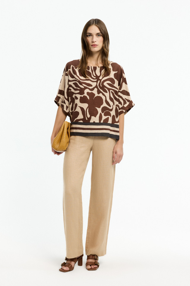 Lookbook: Zomerse linnen broek + Gevlochten clutch + Elegante slipper met hak + Blouse met organisch motief