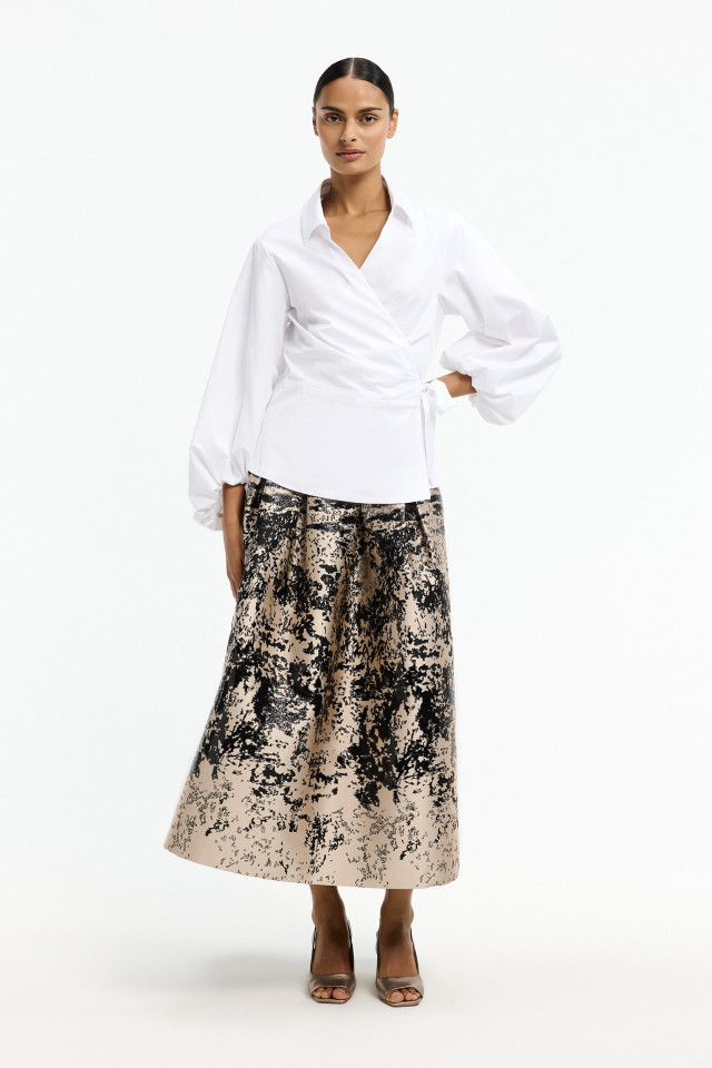 Lookbook: A-lijn rok met bijzonder motief + Cache-coeur blouse  + Feestelijke sandalen