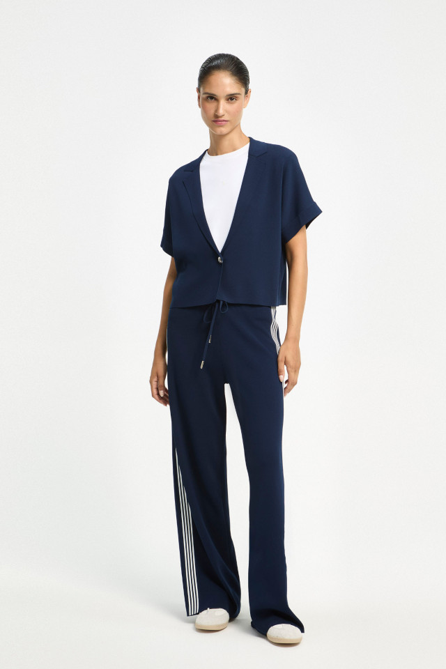 Lookbook: Lange loungewear broek  + Korte blazer + Tijdloze katoenen T-shirt + Comfortabele lederen sneakers