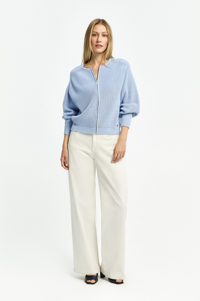 Lookbook: Katoenen cardigan in parelsteek + Jeansbroek met hoge taille + Feestelijke sandalen