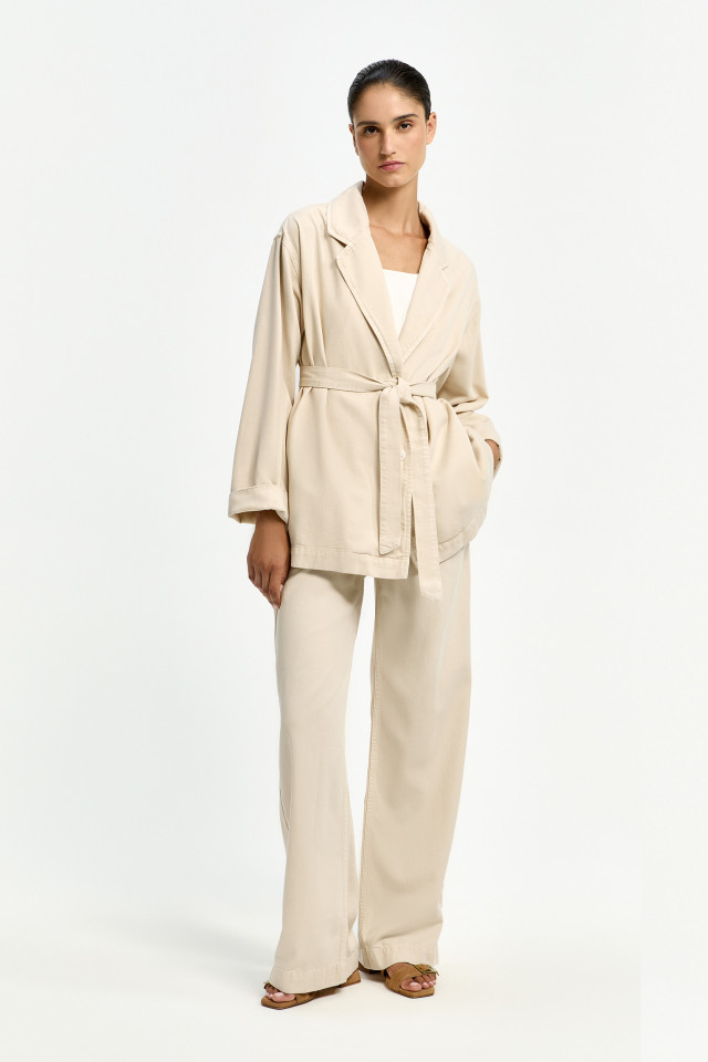 Lookbook: Mouwloos topje met ronde hals + Comfortabele broek met losse fit + Casual ongevoerde blazer + Stijlvolle slippers