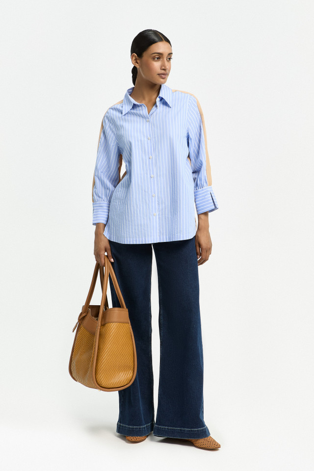 Lookbook: Verspielte Hemdbluse + Anschmiegsame Jeans + Loafer mit Rattan + Geflochtener stilvoller Shopper