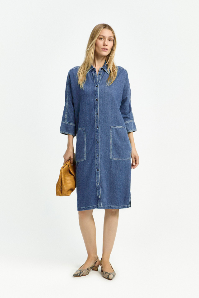 Lookbook: Soepele jeansjurk + Brede raffia riem + Comfortabele slingback + Gevlochten clutch