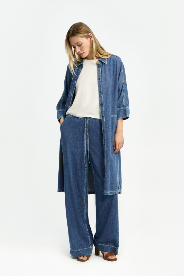 Lookbook: T-shirt met los volume + Soepele jeansjurk + Soepele jeansbroek + Elegante slipper met hak