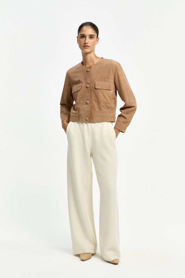Lookbook: Broek met subtiele structuur + Korte suède jas dames