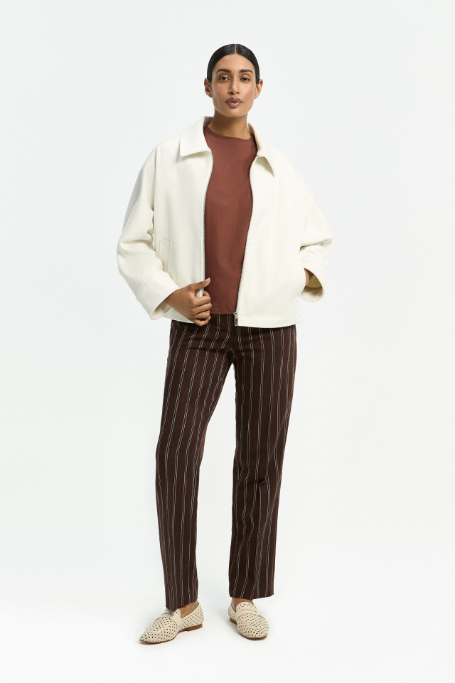 Lookbook: Broek met elegante krijtstrepen + T-shirt met organza aan de mouwen + Sportieve dames vest met rits + Loafers met rotan