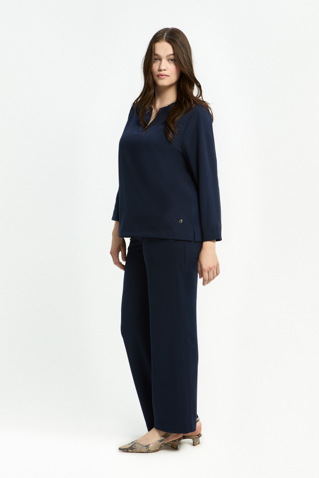 Lookbook: Stijlvolle en comfortabele broek + T-shirt met ronde V-hals + Comfortabele slingback