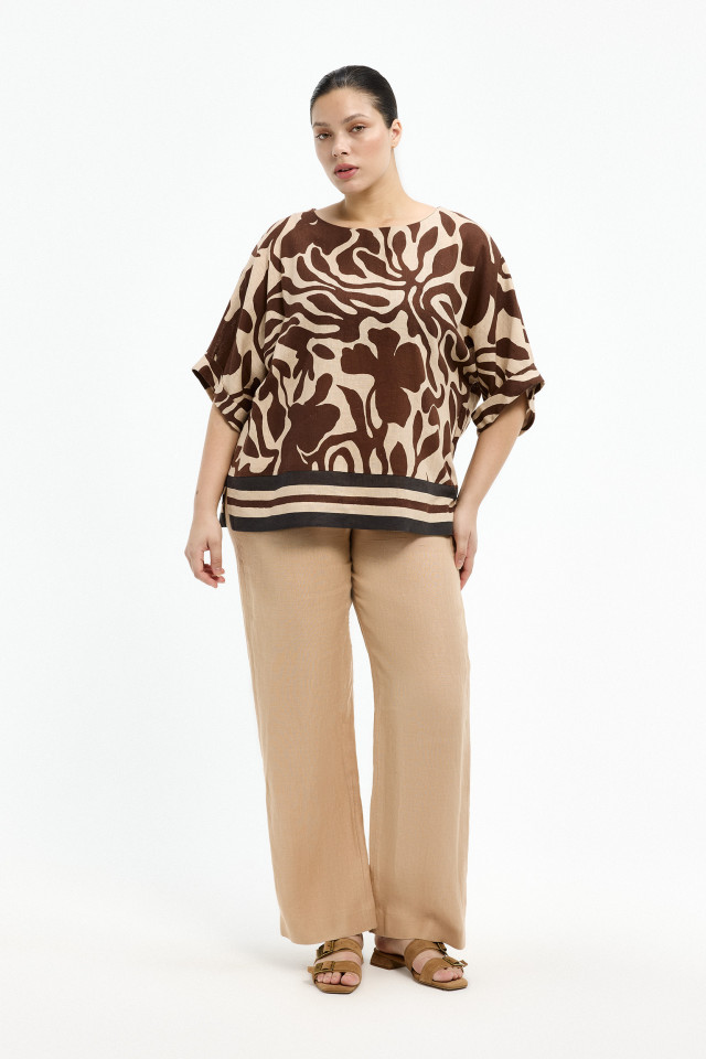 Lookbook: Zomerse linnen broek + Stijlvolle slippers + Blouse met organisch motief