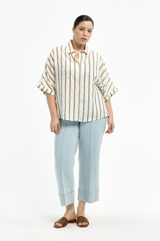 Lookbook: Cheerful shirt blouse  + Slip-on sandals with rattan + Casual jeans