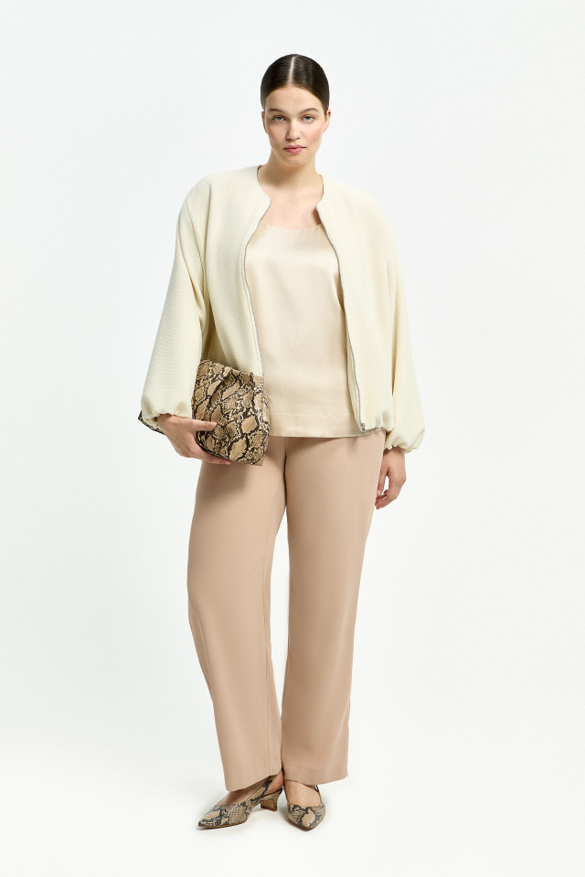 Lookbook: Hedendaagse bomberjack  + Broek van gerecycleerd polyester + Zijden top in luxekwaliteit + Comfortabele slingback + Stijlvolle clutch