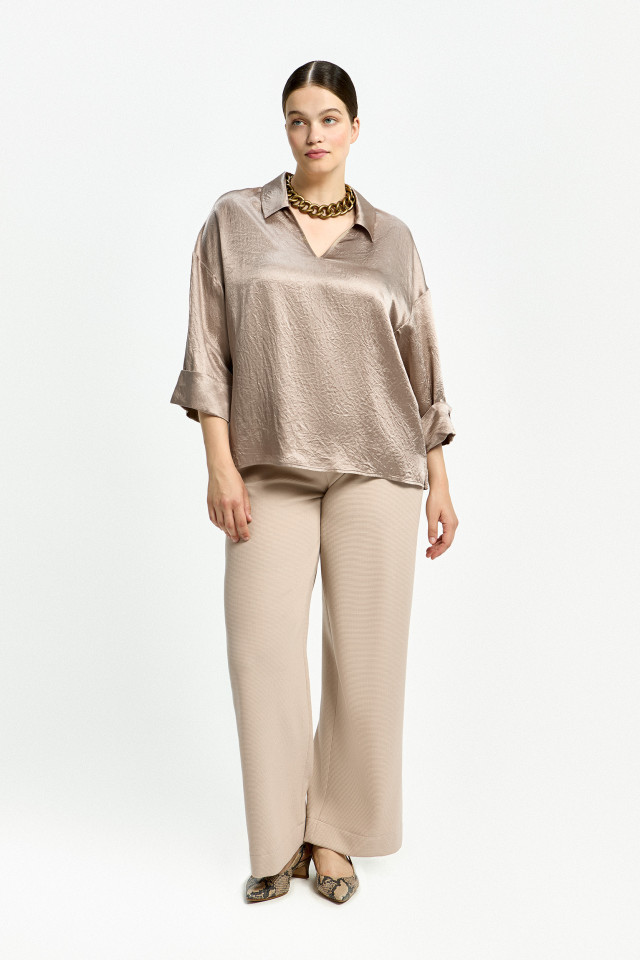 Lookbook: Broek met subtiele structuur + Geklede blouse dames satijnlook + Comfortabele slingback + Korte schakelketting