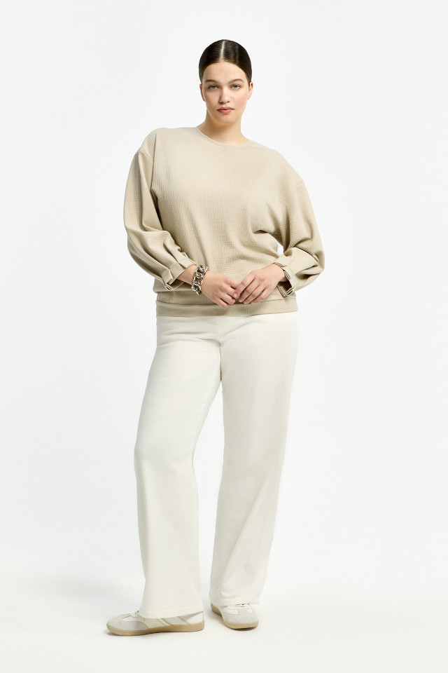 Lookbook: Comfortable seersucker T-shirt  + High-waisted jeans + Comfortable leather trainers + Link bracelet