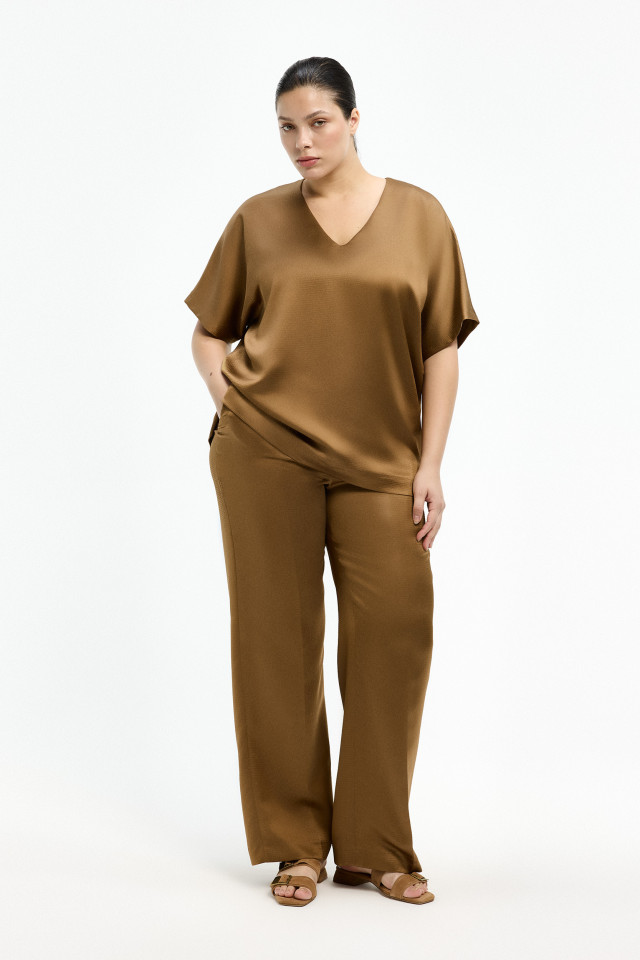 Lookbook: Stylish slip-on sandals + Satin blouse + Satin trousers 