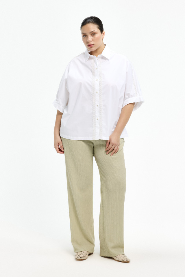 Lookbook: Chemisier élégant  + Pantalon confortable en tissu fripé + Mocassins en rotin