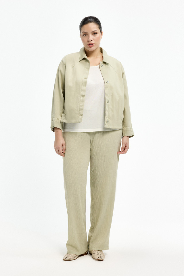 Lookbook: Pull doux à manches courtes + Pantalon confortable en tissu fripé + Veste contemporaine avec boutons + Mocassins en rotin