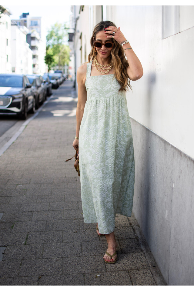Lookbook: Lange jurk met kanten look + Slippers met rotan + Stijlvolle handtas + Korte schakelketting in 3 lagen